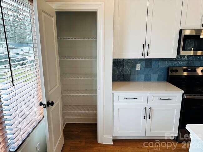 Building Photo - 525 N Linwood Ave