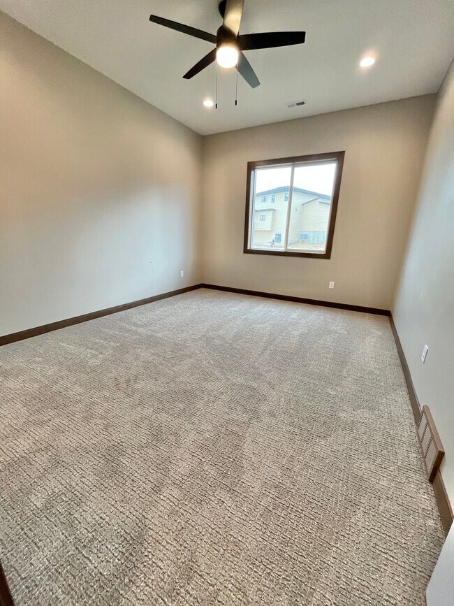 Building Photo - 5 Bed/2.5 Bath Twinhome For Rent!!