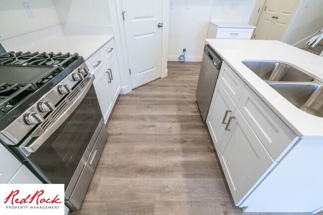 Building Photo - Stunning Spacious 3 Bedroom Unit