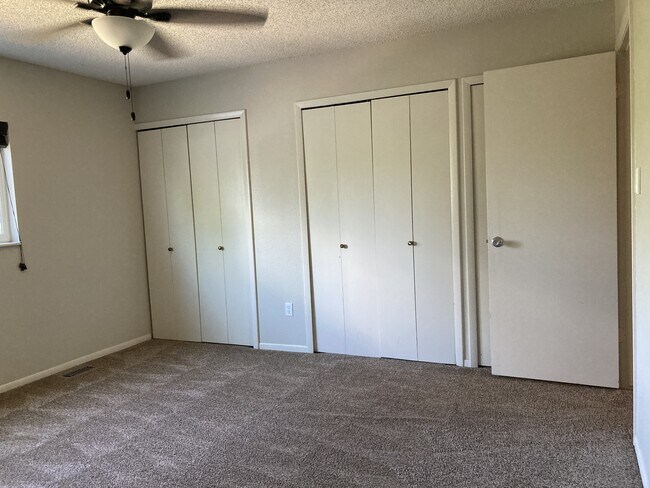 Building Photo - 5480 Descanso Cir W