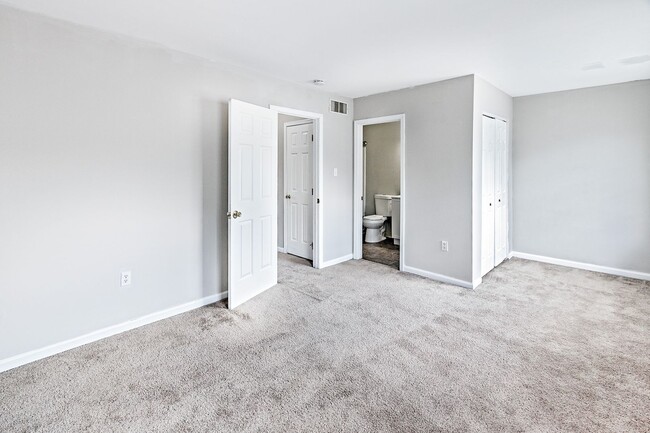 Building Photo - Renovated Townhome in Woodburne