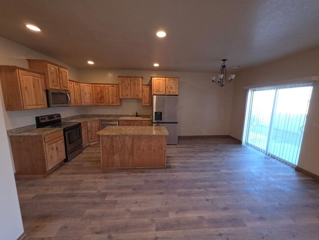 Building Photo - Wang-J1