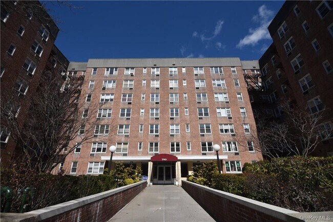 Building Photo - 2 Sadore Ln