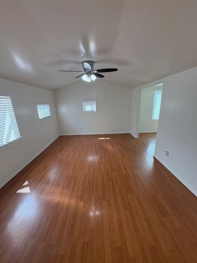 Building Photo - Light and Bright 2 Bed 1 Ba Close to Sweet...