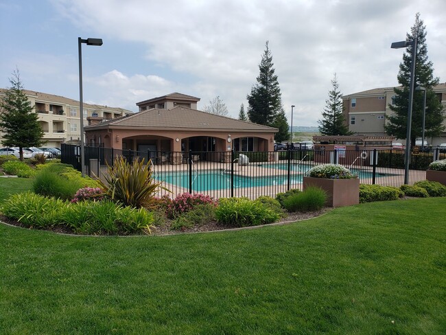 Building Photo - Gated 2 Bdrm, 2 Bath Condo in Folsom Madro...