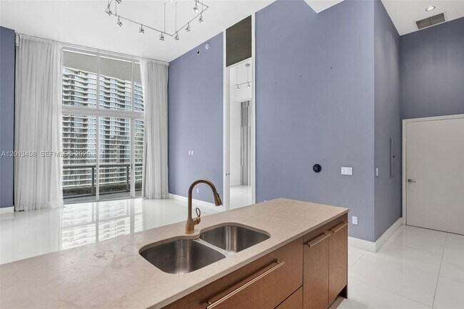 Building Photo - 475 Brickell Ave