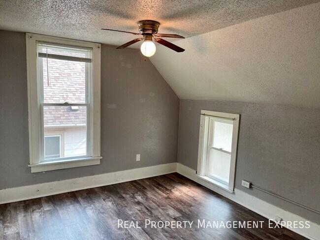 Building Photo - 425-427 S Prairie Ave-425
