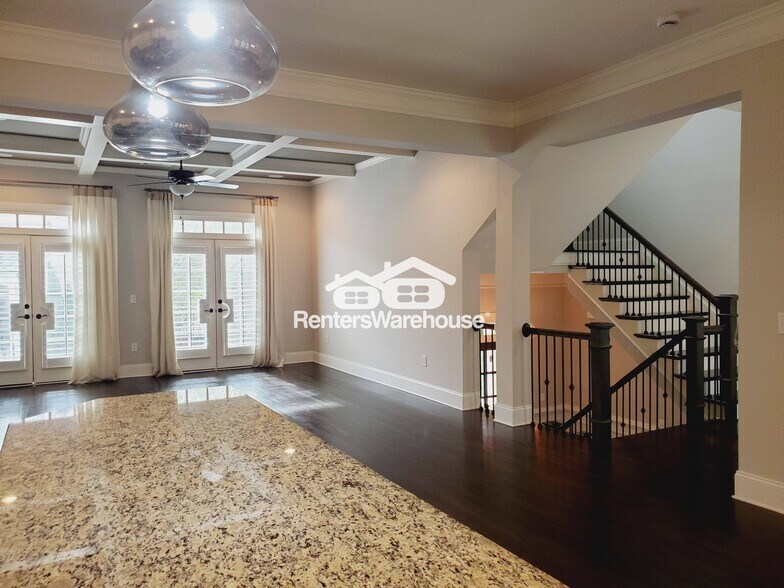 Building Photo - 922 Canterbury Ln NE