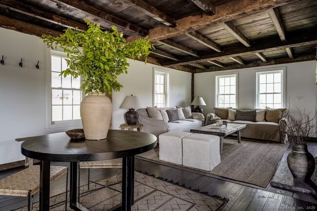 Building Photo - 740 Little City Rd