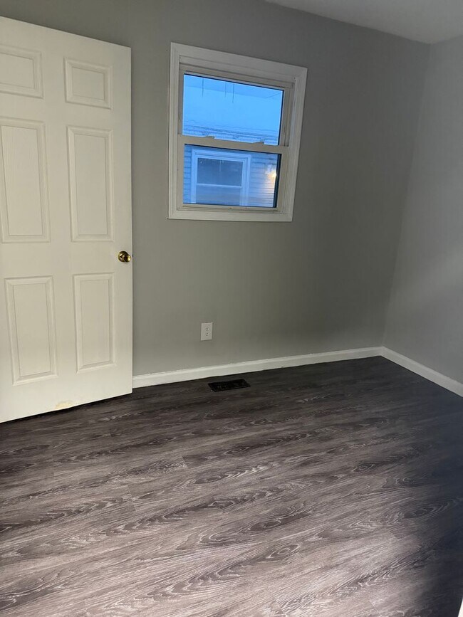 Building Photo - 3 Bedroom Plain Local Ranch