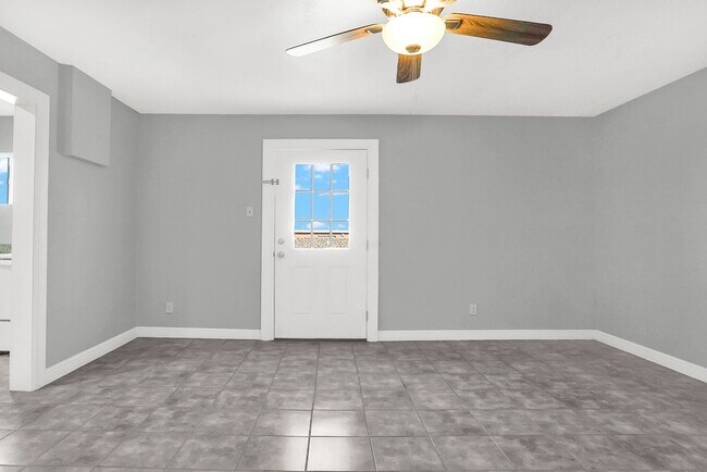 Building Photo - Central 1 Bedroom 1 Bath
