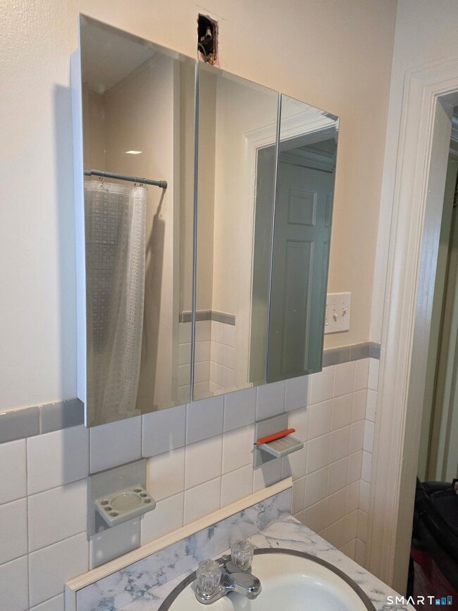 Building Photo - 288 Alling St