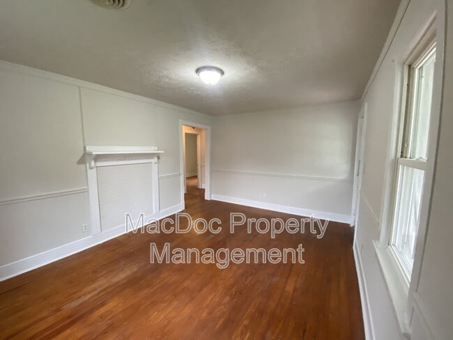 Building Photo - 2312 Oak St