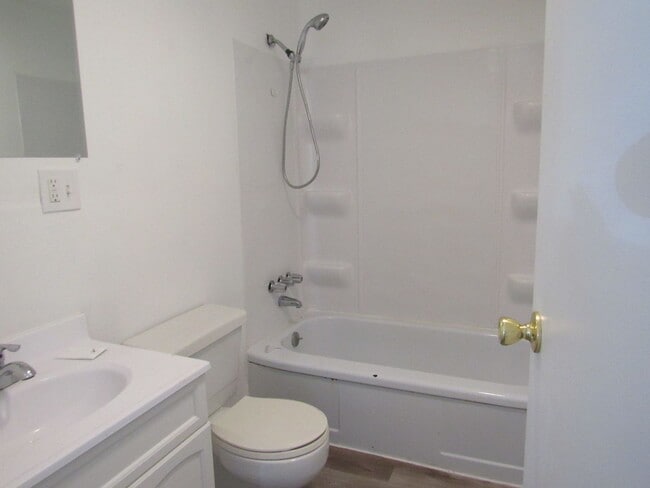 Building Photo - 2 Bed 1 Bath in Triplex