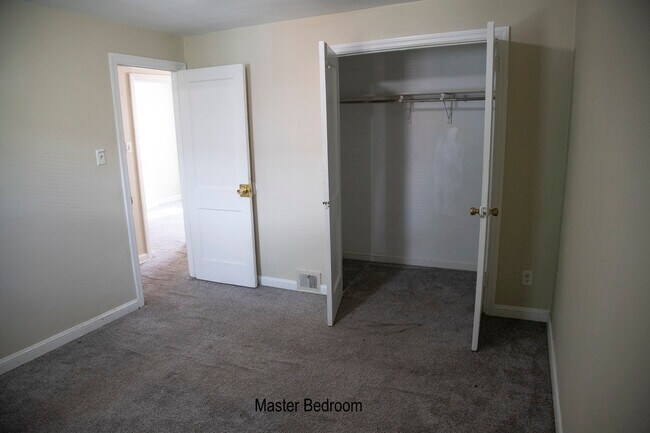 master bedroom - 12 S Pennewell Dr