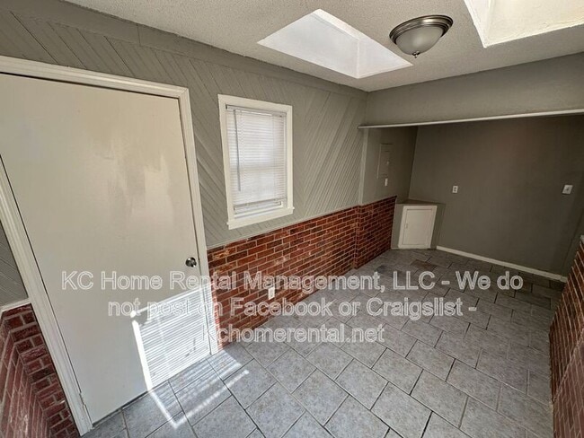 Building Photo - 8044 Wabash Ave