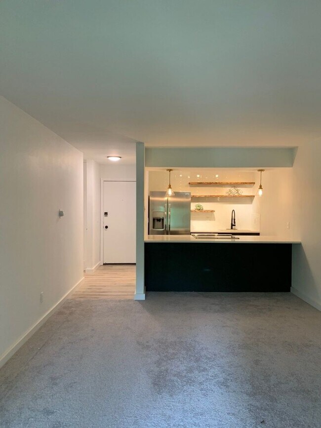 Building Photo - Beautiful 2 Bedroom Two Mile Creek Condo ; Remodeled and Updated right next to Rayback