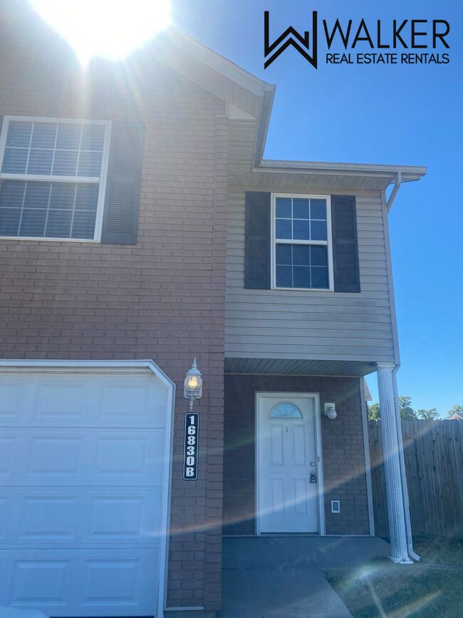 Building Photo - 16830 Huntington Ln