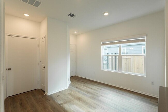 Building Photo - 7237 Spotted Leaf Wy