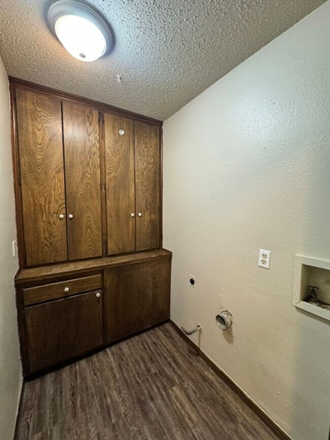 Building Photo - 2 Bedrooms, 1 1/2 baths and a 1 car garage duplex for rent in SW OKC near SW 89th and Penn!