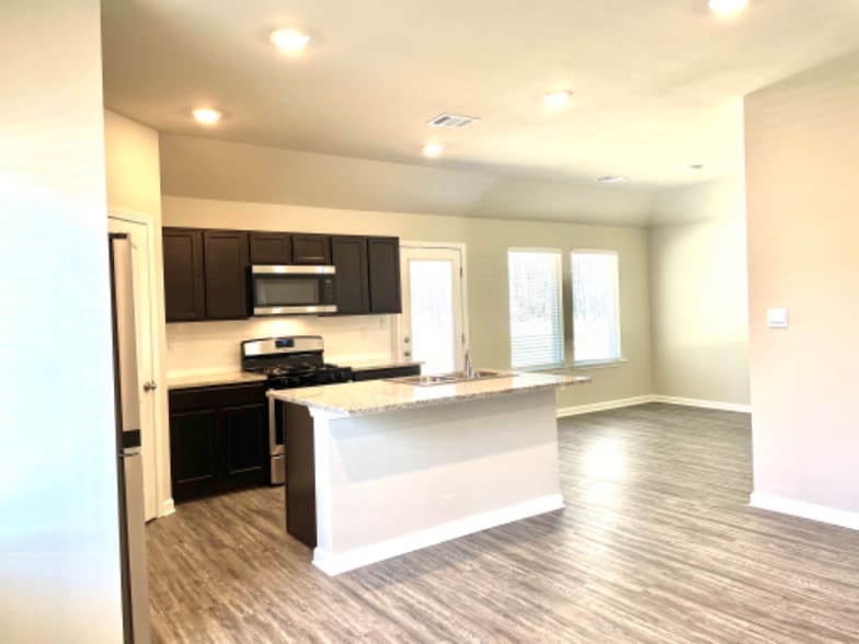 Building Photo - 33419 Hyacinth St