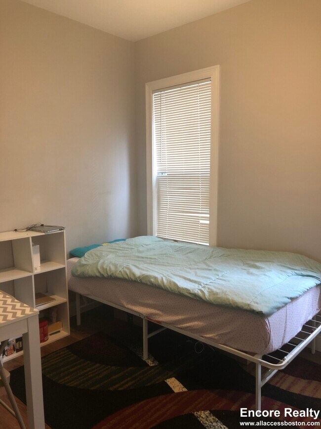 Building Photo - 38 Crescent Ave