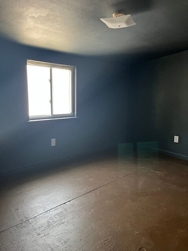 Building Photo - Section 8 Accepted, Cozy 4BR 1.5 BA Home