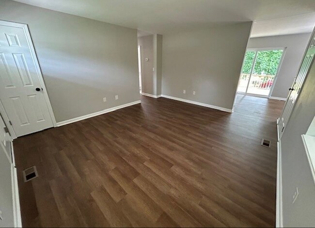 Building Photo - 113 Lowell Dr W