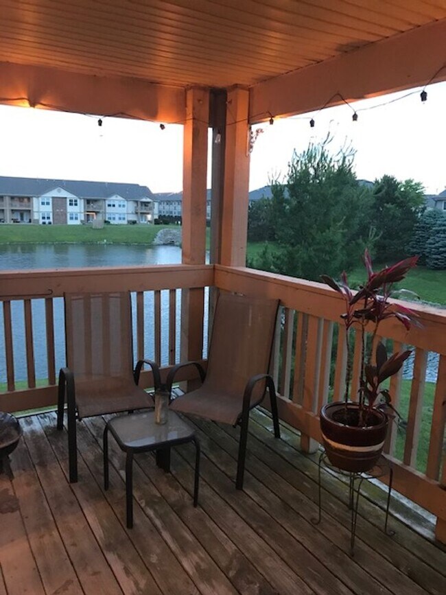 Building Photo - Relax by the lake!