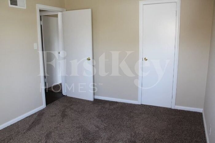 Building Photo - 5614 N Victoria Dr
