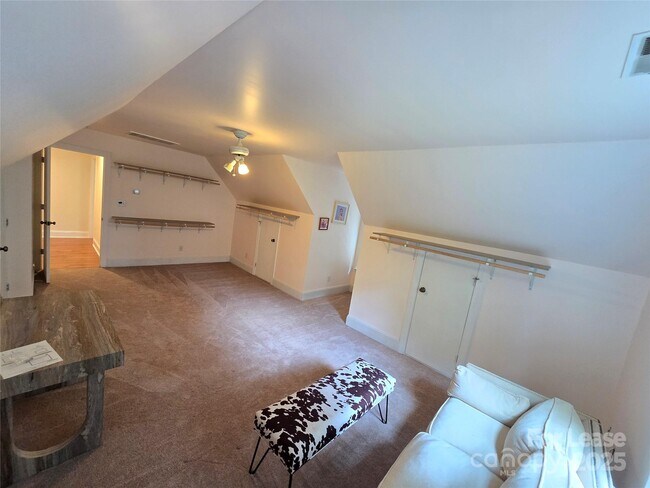 Building Photo - 409 Foxglove Ln