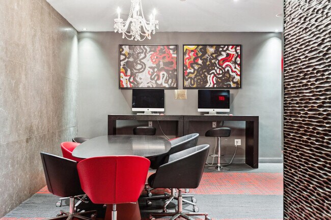 Building Photo - 110 Wall St