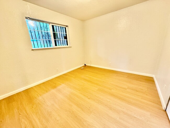 Building Photo - 2863 Brookdale Ave