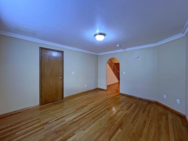 Building Photo - NE Tacoma - Large 3 bedroom 2.5 bathroom w...