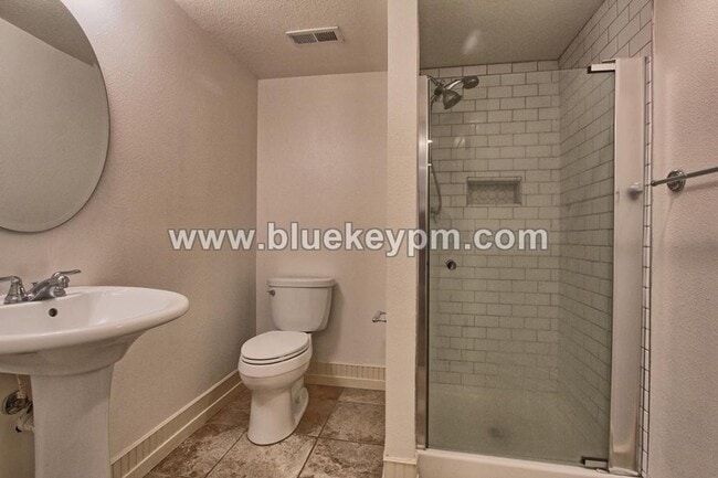 Building Photo - 3 Bed, 2 Bath Cottage in Uptown Vancouver with 2 Bedrooms on Main, Home Office and Bonus Room