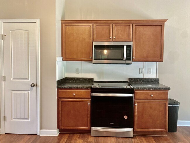 Building Photo - 5 Bedroom 3 Bath Hubert Home for Rent