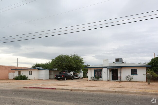 Building Photo - 4640-4648 E Fairmount St
