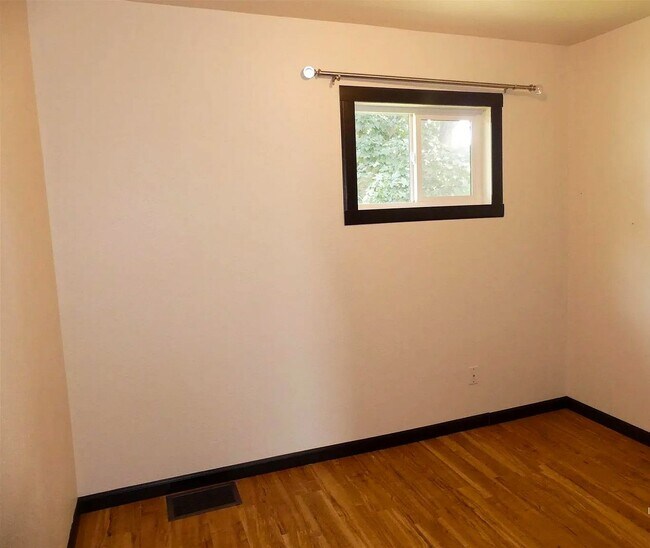 Building Photo - Thomas Duplex