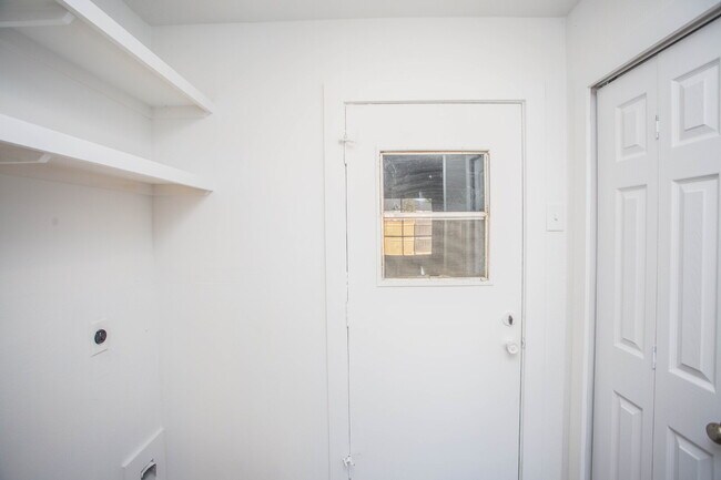 Building Photo - Fully Renovated 3/2/2!