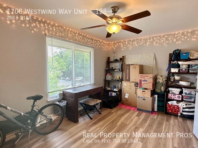 Building Photo - Light & Bright End Unit-Walk to Metro & Sh...