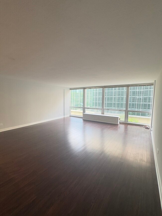 Building Photo - 340 W Diversey Pkwy