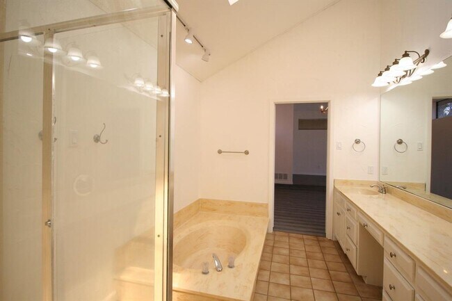 Building Photo - 16933 Davenport Ct