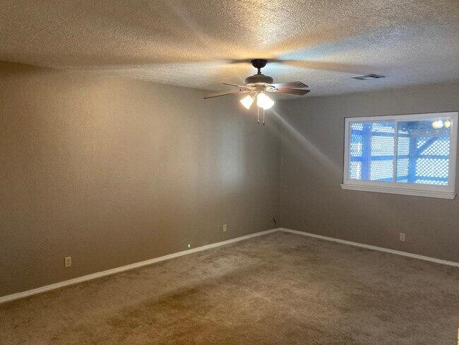 Building Photo - 2402 Spruce Dr