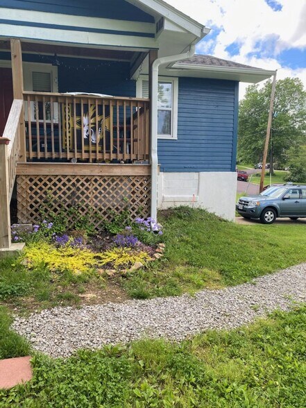 parking for 4 off-street - 119 Fyfer Pl