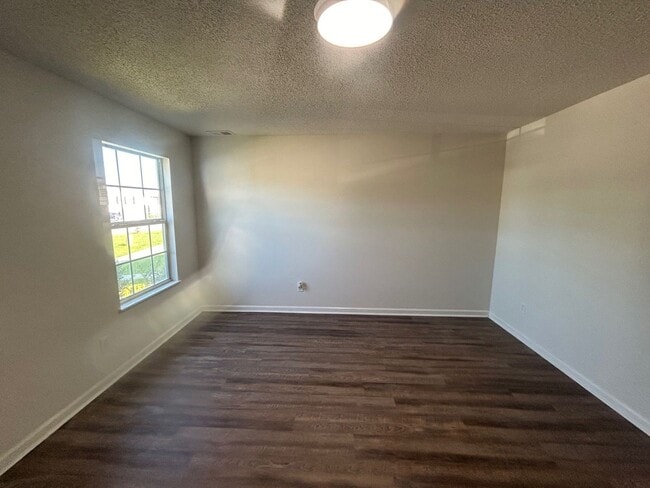 Building Photo - 3-bedroom, 2.5-bathroom two-story home located in the desirable Gatewood Communities!