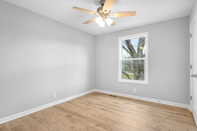 Building Photo - Newly Renovated 3 Bedroom Pet Friendly Hom...