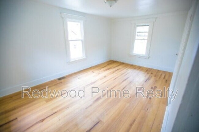 Building Photo - 605 Coleman Ave