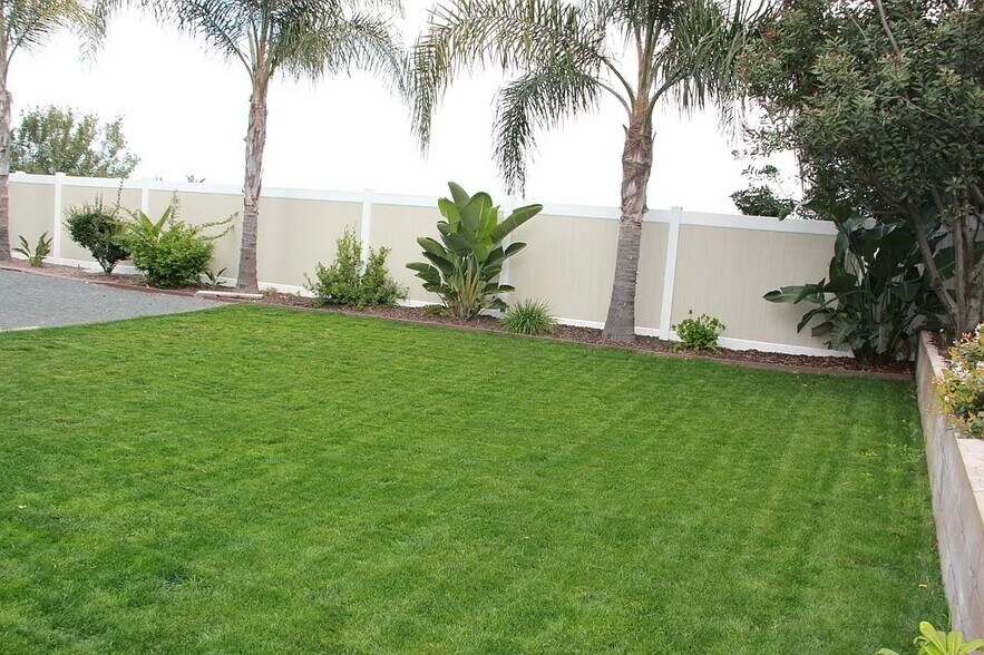 Building Photo - 9380 Dauchy Ave