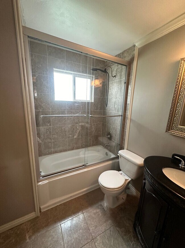 Building Photo - 2 Bd 1 Bath in Marmalade Square Condos
