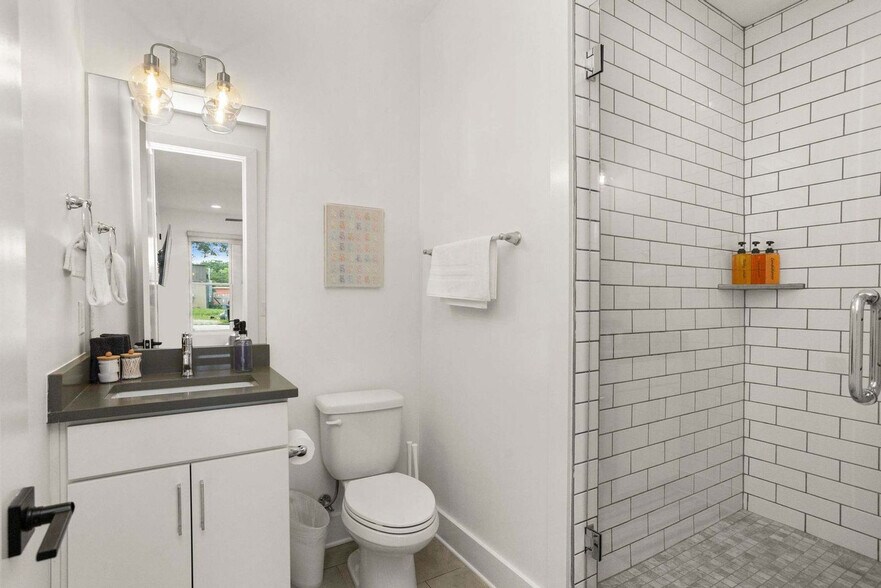 Building Photo - 1708 8th Ave S